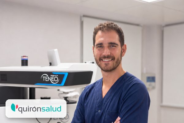 El Dr. Villa Carpes junto al láser excímer, Quirónsalud